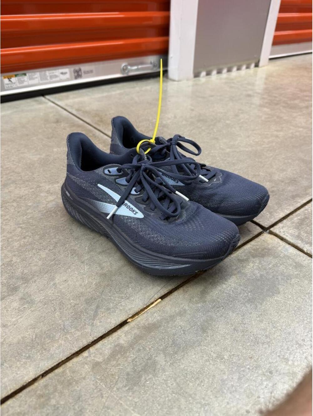 Brooks ghost 17 navy and black running gym shoes size 9.5 WOMENS